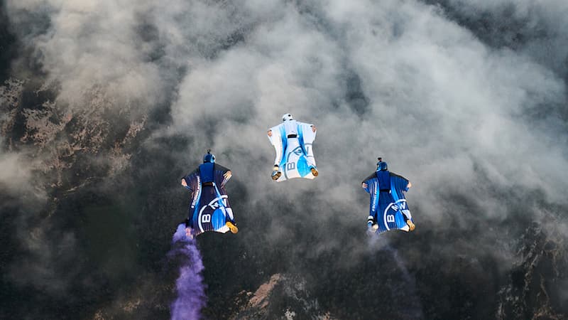 宝马公司推出了全世界第一套电动的飞行翼装 2 宝马公司推出了全世界第一套电动的飞行翼装