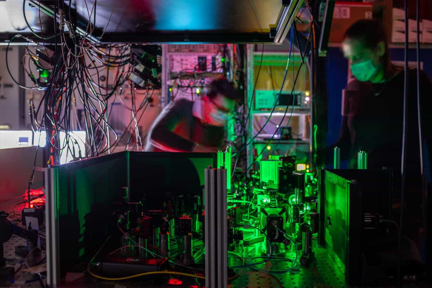 三个量子节点支起量子互联网新架构标志迈向未来量子互联网的一个重要里程碑 1 三个量子节点支起量子互联网新架构