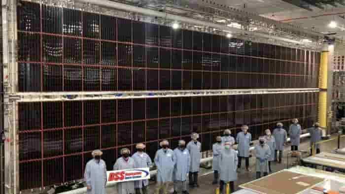 NASA展示即将用于国际空间站的新型太阳能电池板 1 NASA展示即将用于国际空间站的新型太阳能电池板