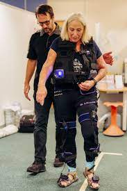 一种名为”NeuroSkin”的智能裤子，帮助中风患者重新学会走路